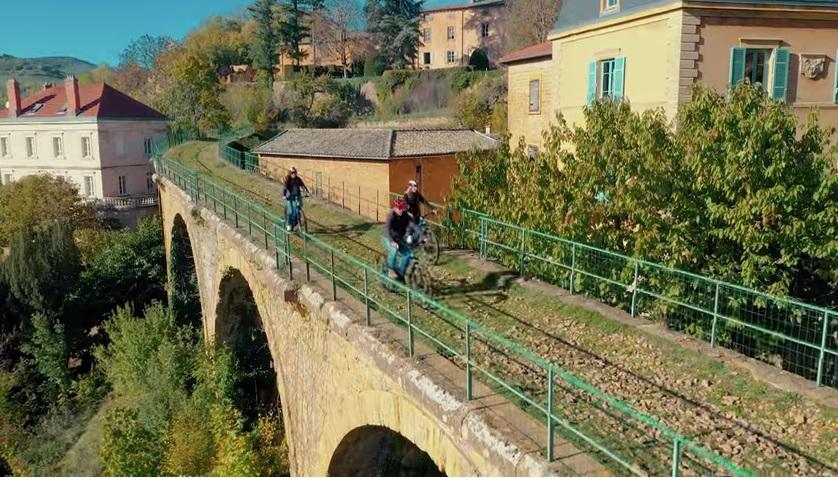 Voie du tacot sur le viaduc de jarnioux